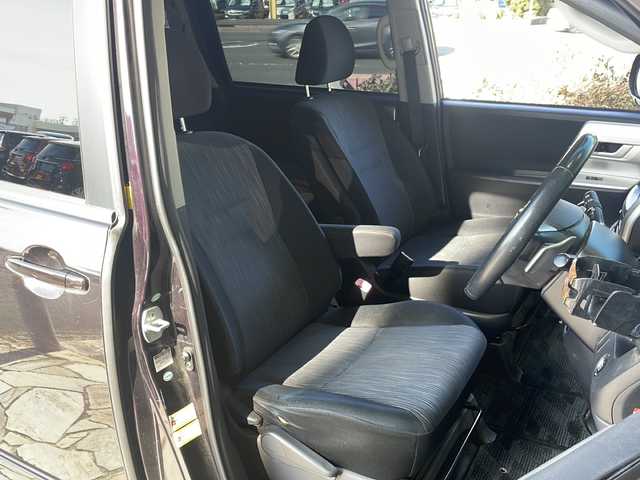 トヨタ ヴォクシー ZS 静岡県 2011(平23)年 14.3万km ボルドーマイカメタリック 社外HDDナビ/・AM/FM/CD/DVD/ワンセグTV/主要装備/・バックカメラ/・ETC/・スマートキー/・ABS/・盗難防止機能/・オートライト/・LEDライト/・社外フロアマット/・フォグランプ/・純正アルミホイール/・取扱説明書/・パドルシフト