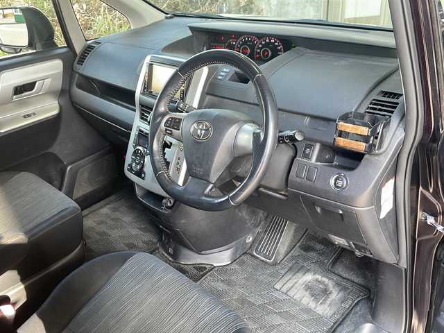 トヨタ ヴォクシー ZS 静岡県 2011(平23)年 14.3万km ボルドーマイカメタリック 社外HDDナビ/・AM/FM/CD/DVD/ワンセグTV/主要装備/・バックカメラ/・ETC/・スマートキー/・ABS/・盗難防止機能/・オートライト/・LEDライト/・社外フロアマット/・フォグランプ/・純正アルミホイール/・取扱説明書/・パドルシフト