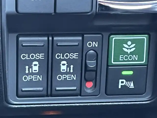 ホンダ オデッセイ ハイブリッド アブソルート・EXホンダセンジング 滋賀県 2018(平30)年 6.3万km プラチナホワイトパール 純正9インチナビ/【Bluetooth/USB/CD/DVD/フルセグTV/HDMI】/ハーフレザーシート/全方位カメラ/両側パワースライドドア/ホンダセンシング/・衝突軽減ブレーキ/・誤発進抑制機能/・歩行者事故低減ステアリング/・路外逸脱抑制機能/・渋滞追従機能付アダプティブクルーズコントロール/・LKAS〈車線維持支援システム〉/・先行車発進お知らせ機能/・標識認識機能/ブラインドスポットインフォメーション/LEDヘッドライト/クリアランスソナー/前後ドライブレコーダー/ビルトインETC2.0/電動パーキングブレーキ/オートブレーキホールド/D/Nパワーシート/D/Nシートヒーター/2列目オットマン/プッシュスタート/スマートキー/ステアリングリモコン