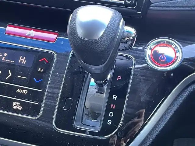 ホンダ オデッセイ ハイブリッド アブソルート・EXホンダセンジング 滋賀県 2018(平30)年 6.3万km プラチナホワイトパール 純正9インチナビ/【Bluetooth/USB/CD/DVD/フルセグTV/HDMI】/ハーフレザーシート/全方位カメラ/両側パワースライドドア/ホンダセンシング/・衝突軽減ブレーキ/・誤発進抑制機能/・歩行者事故低減ステアリング/・路外逸脱抑制機能/・渋滞追従機能付アダプティブクルーズコントロール/・LKAS〈車線維持支援システム〉/・先行車発進お知らせ機能/・標識認識機能/ブラインドスポットインフォメーション/LEDヘッドライト/クリアランスソナー/前後ドライブレコーダー/ビルトインETC2.0/電動パーキングブレーキ/オートブレーキホールド/D/Nパワーシート/D/Nシートヒーター/2列目オットマン/プッシュスタート/スマートキー/ステアリングリモコン