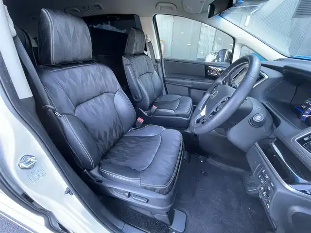 ホンダ オデッセイ ハイブリッド アブソルート・EXホンダセンジング 滋賀県 2018(平30)年 6.3万km プラチナホワイトパール 純正9インチナビ/【Bluetooth/USB/CD/DVD/フルセグTV/HDMI】/ハーフレザーシート/全方位カメラ/両側パワースライドドア/ホンダセンシング/・衝突軽減ブレーキ/・誤発進抑制機能/・歩行者事故低減ステアリング/・路外逸脱抑制機能/・渋滞追従機能付アダプティブクルーズコントロール/・LKAS〈車線維持支援システム〉/・先行車発進お知らせ機能/・標識認識機能/ブラインドスポットインフォメーション/LEDヘッドライト/クリアランスソナー/前後ドライブレコーダー/ビルトインETC2.0/電動パーキングブレーキ/オートブレーキホールド/D/Nパワーシート/D/Nシートヒーター/2列目オットマン/プッシュスタート/スマートキー/ステアリングリモコン