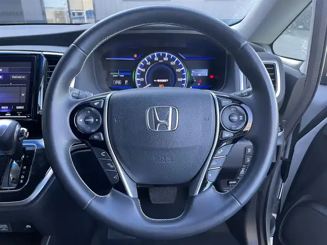 ホンダ オデッセイ ハイブリッド アブソルート・EXホンダセンジング 滋賀県 2018(平30)年 6.3万km プラチナホワイトパール 純正9インチナビ/【Bluetooth/USB/CD/DVD/フルセグTV/HDMI】/ハーフレザーシート/全方位カメラ/両側パワースライドドア/ホンダセンシング/・衝突軽減ブレーキ/・誤発進抑制機能/・歩行者事故低減ステアリング/・路外逸脱抑制機能/・渋滞追従機能付アダプティブクルーズコントロール/・LKAS〈車線維持支援システム〉/・先行車発進お知らせ機能/・標識認識機能/ブラインドスポットインフォメーション/LEDヘッドライト/クリアランスソナー/前後ドライブレコーダー/ビルトインETC2.0/電動パーキングブレーキ/オートブレーキホールド/D/Nパワーシート/D/Nシートヒーター/2列目オットマン/プッシュスタート/スマートキー/ステアリングリモコン