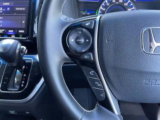 ホンダ オデッセイ ハイブリッド アブソルート・EXホンダセンジング 滋賀県 2018(平30)年 6.3万km プラチナホワイトパール 純正9インチナビ/【Bluetooth/USB/CD/DVD/フルセグTV/HDMI】/ハーフレザーシート/全方位カメラ/両側パワースライドドア/ホンダセンシング/・衝突軽減ブレーキ/・誤発進抑制機能/・歩行者事故低減ステアリング/・路外逸脱抑制機能/・渋滞追従機能付アダプティブクルーズコントロール/・LKAS〈車線維持支援システム〉/・先行車発進お知らせ機能/・標識認識機能/ブラインドスポットインフォメーション/LEDヘッドライト/クリアランスソナー/前後ドライブレコーダー/ビルトインETC2.0/電動パーキングブレーキ/オートブレーキホールド/D/Nパワーシート/D/Nシートヒーター/2列目オットマン/プッシュスタート/スマートキー/ステアリングリモコン