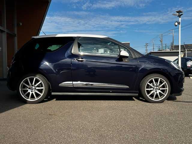 ＤＳオートモビル ＤＳ３ シック 富山県 2016(平28)年 9.3万km 紺 メモリナビ/フルセグテレビ/バックカメラ/ETC/HID/AM/FMラジオ/CD再生/盗難防止装置/オートエアコン/衝突軽減
