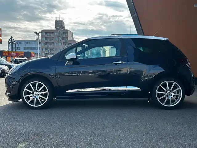 ＤＳオートモビル ＤＳ３ シック 富山県 2016(平28)年 9.3万km 紺 メモリナビ/フルセグテレビ/バックカメラ/ETC/HID/AM/FMラジオ/CD再生/盗難防止装置/オートエアコン/衝突軽減
