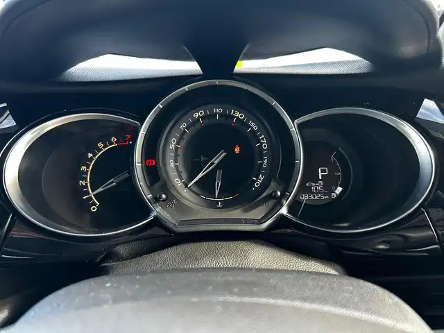 ＤＳオートモビル ＤＳ３ シック 富山県 2016(平28)年 9.3万km 紺 メモリナビ/フルセグテレビ/バックカメラ/ETC/HID/AM/FMラジオ/CD再生/盗難防止装置/オートエアコン/衝突軽減