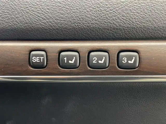 トヨタ ランドクルーザー ZX 愛知県 2016(平28)年 2.9万km ホワイトパールクリスタルシャイン 純正９インチナビ　全方位カメラ　サンルーフ　ルーフレール　ＢＳＭ　黒レザーシート　センターデフロック　パワーシート　シートヒーター　シートベンチレーション　ステアリングヒーター　ＡＣＣ　ＬＥＤ　ＥＴＣ