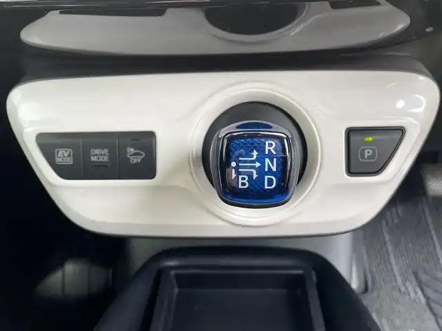 トヨタ プリウス S 愛知県 2016(平28)年 14.8万km スティールブロンドM (株)IDOMが運営する【じしゃロン名古屋鳴海店】の自社ローン専用車両になりますこちらは現金またはオートローンご利用時の価格です。自社ローンご希望の方は別途その旨お申付け下さい/・ワンオーナー/・純正SDナビ/・フルセグTV　BT/・バックカメラ/・レーダークルーズ/・LKA/・LEDヘッドライト/・オートハイビーム/・フォグ/・ビルトインETC/・純正15AW/・スマートキー×２