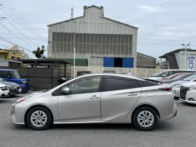 トヨタ プリウス S 愛知県 2016(平28)年 14.8万km スティールブロンドM (株)IDOMが運営する【じしゃロン名古屋鳴海店】の自社ローン専用車両になりますこちらは現金またはオートローンご利用時の価格です。自社ローンご希望の方は別途その旨お申付け下さい/・ワンオーナー/・純正SDナビ/・フルセグTV　BT/・バックカメラ/・レーダークルーズ/・LKA/・LEDヘッドライト/・オートハイビーム/・フォグ/・ビルトインETC/・純正15AW/・スマートキー×２