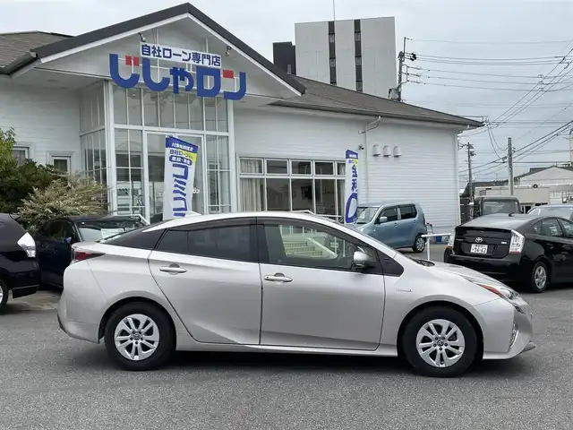 トヨタ プリウス S 愛知県 2016(平28)年 14.8万km スティールブロンドM (株)IDOMが運営する【じしゃロン名古屋鳴海店】の自社ローン専用車両になりますこちらは現金またはオートローンご利用時の価格です。自社ローンご希望の方は別途その旨お申付け下さい/・ワンオーナー/・純正SDナビ/・フルセグTV　BT/・バックカメラ/・レーダークルーズ/・LKA/・LEDヘッドライト/・オートハイビーム/・フォグ/・ビルトインETC/・純正15AW/・スマートキー×２