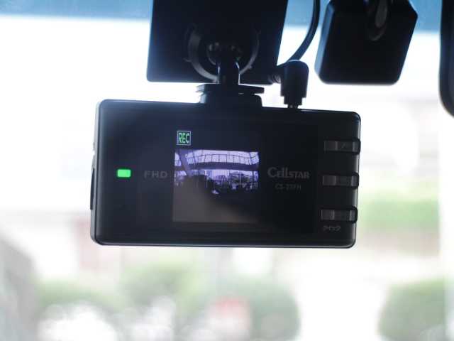 ホンダ Ｎ ＢＯＸ カスタム L 千葉県 2022(令4)年 1.3万km プラチナホワイトパール 社外ナビ（KENWOOD）/AM/FM/CD/DVD/Bluetooth/ワンセグTV/バックカメラ/ETC/LEDヘッドライト/フォグランプ/オートライト/片側パワースライドドア/アイドリングストップ/電動パーキングブレーキ/ブレーキホールド機能/クリアランスソナー/レーダークルーズコントロール/レーンキープアシスト/衝突軽減ブレーキ/プッシュスタート/スマートキー/ステアリングスイッチ/ヘッドライトレベライザー/横滑り防止装置/シートバックテーブル/フロアマット/取扱説明書/保証書