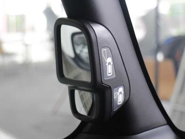 ホンダ Ｎ ＢＯＸ カスタム L 千葉県 2022(令4)年 1.3万km プラチナホワイトパール 社外ナビ（KENWOOD）/AM/FM/CD/DVD/Bluetooth/ワンセグTV/バックカメラ/ETC/LEDヘッドライト/フォグランプ/オートライト/片側パワースライドドア/アイドリングストップ/電動パーキングブレーキ/ブレーキホールド機能/クリアランスソナー/レーダークルーズコントロール/レーンキープアシスト/衝突軽減ブレーキ/プッシュスタート/スマートキー/ステアリングスイッチ/ヘッドライトレベライザー/横滑り防止装置/シートバックテーブル/フロアマット/取扱説明書/保証書