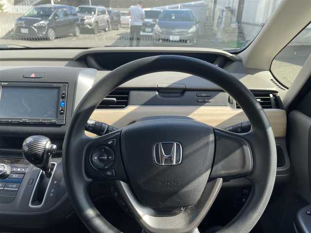 ホンダ フリード G 長崎県 2017(平29)年 7.7万km ホワイトオーキッドパール 純正Gathersインターナビ/・AM/FM/BT/CD/バックカメラ/ステアリングスイッチ/片側パワースライドドア/ビルトインETC/ライトレベライザー/アイドリングストップ/フロアマット/ドアバイザー/保証書/取扱説明書/ナビ取扱説明書/スペアキー