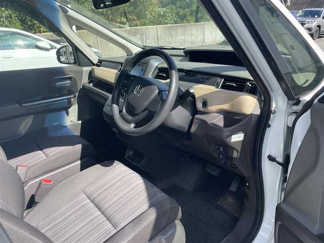 ホンダ フリード G 長崎県 2017(平29)年 7.7万km ホワイトオーキッドパール 純正Gathersインターナビ/・AM/FM/BT/CD/バックカメラ/ステアリングスイッチ/片側パワースライドドア/ビルトインETC/ライトレベライザー/アイドリングストップ/フロアマット/ドアバイザー/保証書/取扱説明書/ナビ取扱説明書/スペアキー