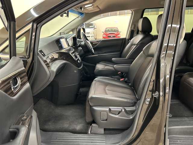 日産 エルグランド 250ハイウェイスター プレミアム 道央・札幌 2014(平26)年 12.6万km ファントムブラック ４WD//純正メモリナビ//フルセグTV//BT・ＳＤ・CD・DVD・ＡＭ・ＦＭ・ＵＳＢ・ＡＵＸ//バックカメラ//両側パワースライドドア//後席用モニター//ドライブレコーダー（前後）//積み込み冬タイヤ//横滑り防止装置//純正エンジンスターター//オットマン//クルーズコントロール//ダブルエアコン//レーダー探知機//ビルトインＥＴＣ//フォグランプ//スペアキー