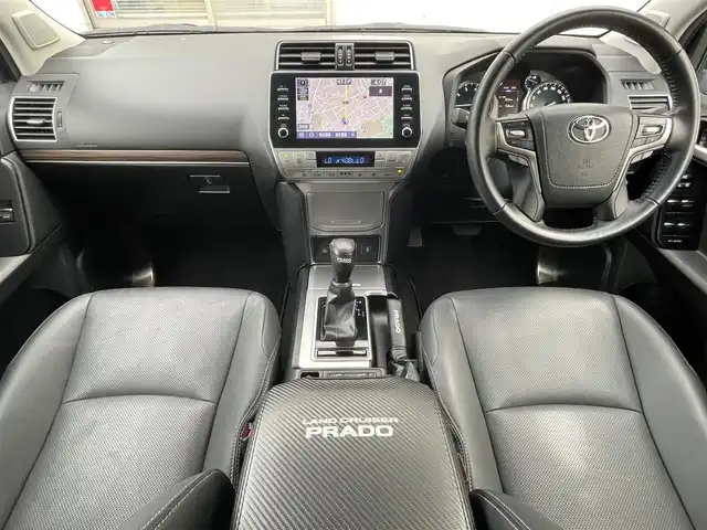 トヨタ ランドクルーザー プラド TX Lパッケージ 福岡県 2022(令4)年 2.6万km ホワイトパールクリスタルシャイン ワンオーナー/ルーフレール/ムーンルーフ/サイドステップ/全席黒レザーシート(合皮)/モデリスタエアロ【フロント・リア・マフラー】/TRDインナーステップガーニッシュ/インナードアハンドルカバー/純正９インチメモリナビ/【AM/FM/Bluetooth/USB/フルセグTV】/パノラミックビューモニター/ビルトインETC2.0/パワーシート(D/N席)/シートヒーター(D/N席)/エアーシート(D/N席)/トヨタセーフティセンス/・PCS(プリクラッシュセーフティ)/・LDA(レーンディパーチャーアラート)ヨーアシスト機能付き/・ふらつき警報機能/・車線逸脱警報機能/・車線逸脱抑制機能/・AHB(オートマチックハイビーム)/・RSA(ロードサインアシスト)/・レーダークルーズコントロール(全車速追従機能付き)/・先行車発進告知機能/BSM(ブラインドスポットモニター)/PKSB(パーキングサポートブレーキ)/ウィンドシールドデアイサー/社外デジタルインナーミラー型前後ドライブレコーダー(GPS付き)CELLSTAR【TZ-D203MW】/純正フロアマット/純正１５インチアルミホイール/スペアキー×１/ドアバイザー/取扱説明書/保証書