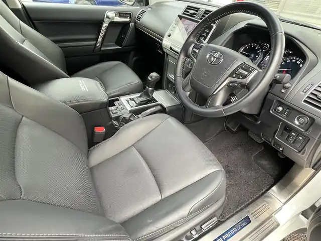 トヨタ ランドクルーザー プラド TX Lパッケージ 福岡県 2022(令4)年 2.6万km ホワイトパールクリスタルシャイン ワンオーナー/ルーフレール/ムーンルーフ/サイドステップ/全席黒レザーシート(合皮)/モデリスタエアロ【フロント・リア・マフラー】/TRDインナーステップガーニッシュ/インナードアハンドルカバー/純正９インチメモリナビ/【AM/FM/Bluetooth/USB/フルセグTV】/パノラミックビューモニター/ビルトインETC2.0/パワーシート(D/N席)/シートヒーター(D/N席)/エアーシート(D/N席)/トヨタセーフティセンス/・PCS(プリクラッシュセーフティ)/・LDA(レーンディパーチャーアラート)ヨーアシスト機能付き/・ふらつき警報機能/・車線逸脱警報機能/・車線逸脱抑制機能/・AHB(オートマチックハイビーム)/・RSA(ロードサインアシスト)/・レーダークルーズコントロール(全車速追従機能付き)/・先行車発進告知機能/BSM(ブラインドスポットモニター)/PKSB(パーキングサポートブレーキ)/ウィンドシールドデアイサー/社外デジタルインナーミラー型前後ドライブレコーダー(GPS付き)CELLSTAR【TZ-D203MW】/純正フロアマット/純正１５インチアルミホイール/スペアキー×１/ドアバイザー/取扱説明書/保証書