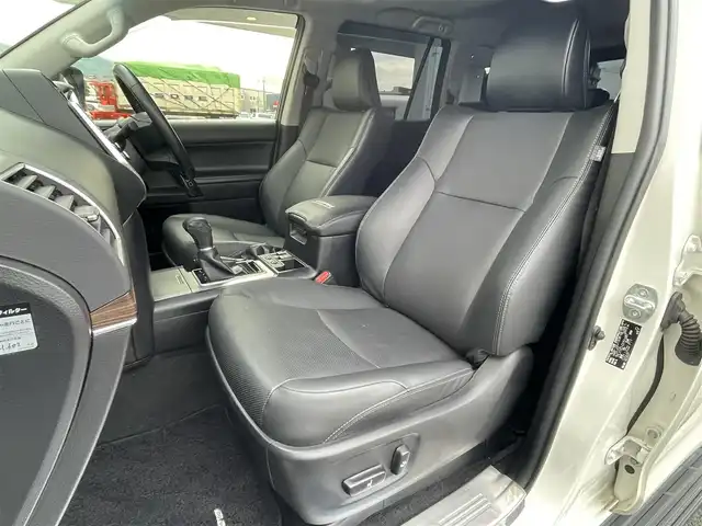トヨタ ランドクルーザー プラド TX Lパッケージ 福岡県 2022(令4)年 2.6万km ホワイトパールクリスタルシャイン ワンオーナー/ルーフレール/ムーンルーフ/サイドステップ/全席黒レザーシート(合皮)/モデリスタエアロ【フロント・リア・マフラー】/TRDインナーステップガーニッシュ/インナードアハンドルカバー/純正９インチメモリナビ/【AM/FM/Bluetooth/USB/フルセグTV】/パノラミックビューモニター/ビルトインETC2.0/パワーシート(D/N席)/シートヒーター(D/N席)/エアーシート(D/N席)/トヨタセーフティセンス/・PCS(プリクラッシュセーフティ)/・LDA(レーンディパーチャーアラート)ヨーアシスト機能付き/・ふらつき警報機能/・車線逸脱警報機能/・車線逸脱抑制機能/・AHB(オートマチックハイビーム)/・RSA(ロードサインアシスト)/・レーダークルーズコントロール(全車速追従機能付き)/・先行車発進告知機能/BSM(ブラインドスポットモニター)/PKSB(パーキングサポートブレーキ)/ウィンドシールドデアイサー/社外デジタルインナーミラー型前後ドライブレコーダー(GPS付き)CELLSTAR【TZ-D203MW】/純正フロアマット/純正１５インチアルミホイール/スペアキー×１/ドアバイザー/取扱説明書/保証書