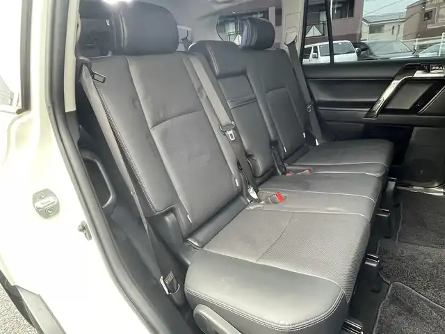 トヨタ ランドクルーザー プラド TX Lパッケージ 福岡県 2022(令4)年 2.6万km ホワイトパールクリスタルシャイン ワンオーナー/ルーフレール/ムーンルーフ/サイドステップ/全席黒レザーシート(合皮)/モデリスタエアロ【フロント・リア・マフラー】/TRDインナーステップガーニッシュ/インナードアハンドルカバー/純正９インチメモリナビ/【AM/FM/Bluetooth/USB/フルセグTV】/パノラミックビューモニター/ビルトインETC2.0/パワーシート(D/N席)/シートヒーター(D/N席)/エアーシート(D/N席)/トヨタセーフティセンス/・PCS(プリクラッシュセーフティ)/・LDA(レーンディパーチャーアラート)ヨーアシスト機能付き/・ふらつき警報機能/・車線逸脱警報機能/・車線逸脱抑制機能/・AHB(オートマチックハイビーム)/・RSA(ロードサインアシスト)/・レーダークルーズコントロール(全車速追従機能付き)/・先行車発進告知機能/BSM(ブラインドスポットモニター)/PKSB(パーキングサポートブレーキ)/ウィンドシールドデアイサー/社外デジタルインナーミラー型前後ドライブレコーダー(GPS付き)CELLSTAR【TZ-D203MW】/純正フロアマット/純正１５インチアルミホイール/スペアキー×１/ドアバイザー/取扱説明書/保証書