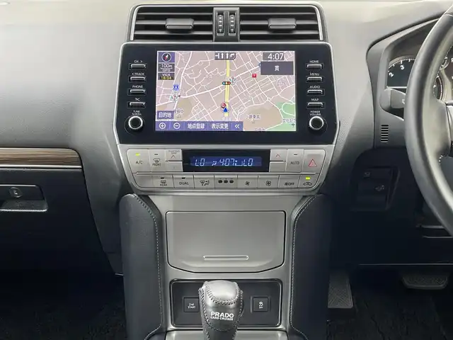 トヨタ ランドクルーザー プラド TX Lパッケージ 福岡県 2022(令4)年 2.6万km ホワイトパールクリスタルシャイン ワンオーナー/ルーフレール/ムーンルーフ/サイドステップ/全席黒レザーシート(合皮)/モデリスタエアロ【フロント・リア・マフラー】/TRDインナーステップガーニッシュ/インナードアハンドルカバー/純正９インチメモリナビ/【AM/FM/Bluetooth/USB/フルセグTV】/パノラミックビューモニター/ビルトインETC2.0/パワーシート(D/N席)/シートヒーター(D/N席)/エアーシート(D/N席)/トヨタセーフティセンス/・PCS(プリクラッシュセーフティ)/・LDA(レーンディパーチャーアラート)ヨーアシスト機能付き/・ふらつき警報機能/・車線逸脱警報機能/・車線逸脱抑制機能/・AHB(オートマチックハイビーム)/・RSA(ロードサインアシスト)/・レーダークルーズコントロール(全車速追従機能付き)/・先行車発進告知機能/BSM(ブラインドスポットモニター)/PKSB(パーキングサポートブレーキ)/ウィンドシールドデアイサー/社外デジタルインナーミラー型前後ドライブレコーダー(GPS付き)CELLSTAR【TZ-D203MW】/純正フロアマット/純正１５インチアルミホイール/スペアキー×１/ドアバイザー/取扱説明書/保証書