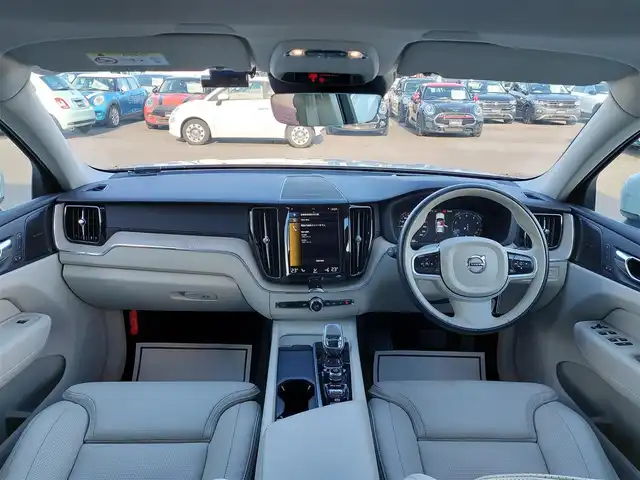 ボルボ ＸＣ６０ B5 AWD インスクリプション 滋賀県 2021(令3)年 2万km クリスタルホワイトP ヘッドアップディスプレイ/CarPlay/androidauto/USB/Bluetooth/ハーマンカードンプレミアムサラウンドシステム/ベージュ本革シート/360°カメラ/前後純正ドライブレコーダー/コーナーセンサー/全席シートヒーター/前席シートクーラー/前席パワーシート/前席シートメモリー/ステアリングヒーター/レーンキープアシスト/ブラインドスポットモニター/アダプティブクルーズコントロール/PilotAssist/オートホールド/フットトランクオープナー/ETC2.0/LEDヘッドライト/LEDフォグライト