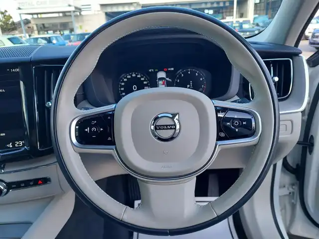 ボルボ ＸＣ６０ B5 AWD インスクリプション 滋賀県 2021(令3)年 2万km クリスタルホワイトP ヘッドアップディスプレイ/CarPlay/androidauto/USB/Bluetooth/ハーマンカードンプレミアムサラウンドシステム/ベージュ本革シート/360°カメラ/前後純正ドライブレコーダー/コーナーセンサー/全席シートヒーター/前席シートクーラー/前席パワーシート/前席シートメモリー/ステアリングヒーター/レーンキープアシスト/ブラインドスポットモニター/アダプティブクルーズコントロール/PilotAssist/オートホールド/フットトランクオープナー/ETC2.0/LEDヘッドライト/LEDフォグライト