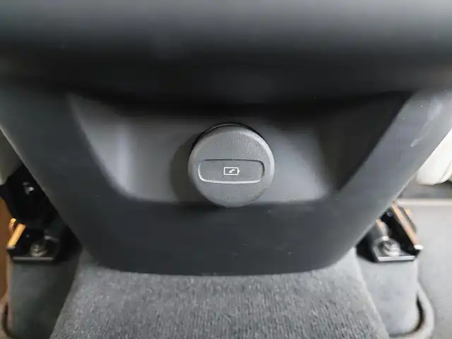 ボルボ ＸＣ６０ B5 AWD インスクリプション 滋賀県 2021(令3)年 2万km クリスタルホワイトP ヘッドアップディスプレイ/CarPlay/androidauto/USB/Bluetooth/ハーマンカードンプレミアムサラウンドシステム/ベージュ本革シート/360°カメラ/前後純正ドライブレコーダー/コーナーセンサー/全席シートヒーター/前席シートクーラー/前席パワーシート/前席シートメモリー/ステアリングヒーター/レーンキープアシスト/ブラインドスポットモニター/アダプティブクルーズコントロール/PilotAssist/オートホールド/フットトランクオープナー/ETC2.0/LEDヘッドライト/LEDフォグライト