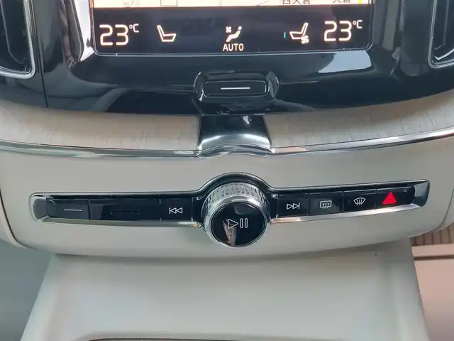 ボルボ ＸＣ６０ B5 AWD インスクリプション 滋賀県 2021(令3)年 2万km クリスタルホワイトP ヘッドアップディスプレイ/CarPlay/androidauto/USB/Bluetooth/ハーマンカードンプレミアムサラウンドシステム/ベージュ本革シート/360°カメラ/前後純正ドライブレコーダー/コーナーセンサー/全席シートヒーター/前席シートクーラー/前席パワーシート/前席シートメモリー/ステアリングヒーター/レーンキープアシスト/ブラインドスポットモニター/アダプティブクルーズコントロール/PilotAssist/オートホールド/フットトランクオープナー/ETC2.0/LEDヘッドライト/LEDフォグライト