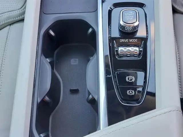 ボルボ ＸＣ６０ B5 AWD インスクリプション 滋賀県 2021(令3)年 2万km クリスタルホワイトP ヘッドアップディスプレイ/CarPlay/androidauto/USB/Bluetooth/ハーマンカードンプレミアムサラウンドシステム/ベージュ本革シート/360°カメラ/前後純正ドライブレコーダー/コーナーセンサー/全席シートヒーター/前席シートクーラー/前席パワーシート/前席シートメモリー/ステアリングヒーター/レーンキープアシスト/ブラインドスポットモニター/アダプティブクルーズコントロール/PilotAssist/オートホールド/フットトランクオープナー/ETC2.0/LEDヘッドライト/LEDフォグライト