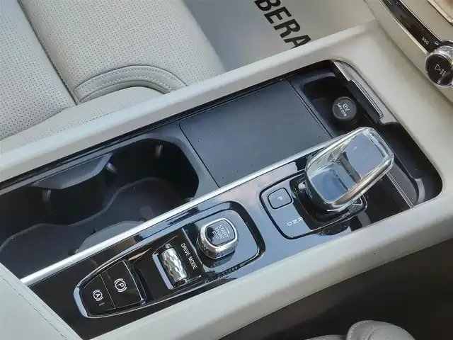 ボルボ ＸＣ６０ B5 AWD インスクリプション 滋賀県 2021(令3)年 2万km クリスタルホワイトP ヘッドアップディスプレイ/CarPlay/androidauto/USB/Bluetooth/ハーマンカードンプレミアムサラウンドシステム/ベージュ本革シート/360°カメラ/前後純正ドライブレコーダー/コーナーセンサー/全席シートヒーター/前席シートクーラー/前席パワーシート/前席シートメモリー/ステアリングヒーター/レーンキープアシスト/ブラインドスポットモニター/アダプティブクルーズコントロール/PilotAssist/オートホールド/フットトランクオープナー/ETC2.0/LEDヘッドライト/LEDフォグライト