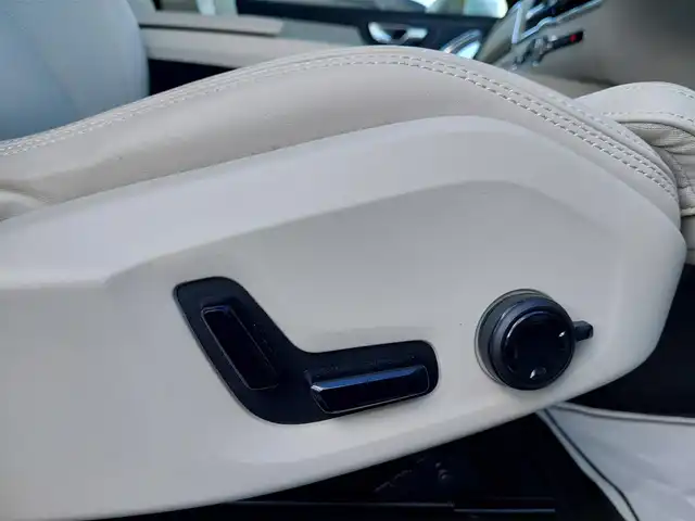 ボルボ ＸＣ６０ B5 AWD インスクリプション 滋賀県 2021(令3)年 2万km クリスタルホワイトP ヘッドアップディスプレイ/CarPlay/androidauto/USB/Bluetooth/ハーマンカードンプレミアムサラウンドシステム/ベージュ本革シート/360°カメラ/前後純正ドライブレコーダー/コーナーセンサー/全席シートヒーター/前席シートクーラー/前席パワーシート/前席シートメモリー/ステアリングヒーター/レーンキープアシスト/ブラインドスポットモニター/アダプティブクルーズコントロール/PilotAssist/オートホールド/フットトランクオープナー/ETC2.0/LEDヘッドライト/LEDフォグライト