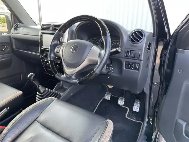 スズキ ジムニー ランドベンチャー 愛媛県 2017(平29)年 4.8万km ブルーイッシュブラックパール3 4WD/SDナビ/BT/CD/DVD/フルセグTV/ハーフレザーシート/ETC/シートヒーター/純正アルミホイール/純正フロアマット/フォグランプ/背面タイヤ/リモコンキー/AC