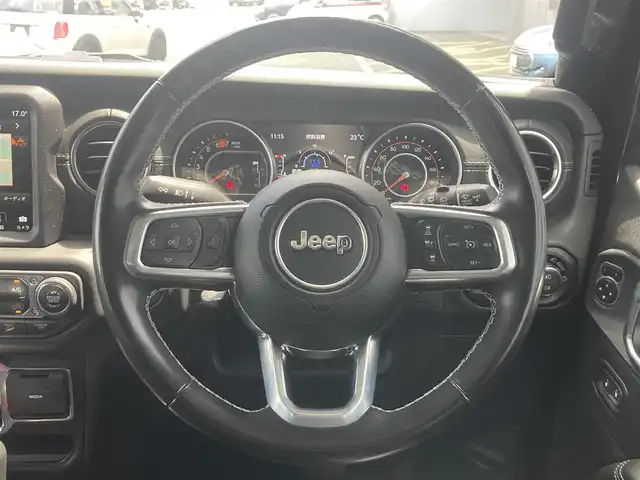 クライスラー・ジープ ジープ ラングラー アンリミテッド サハラ 熊本県 2020(令2)年 6.4万km ブラック ・ワンオーナー/・スマートキー/・プッシュスタート/・自動緊急ブレーキ/・前後パークセンス/・ブラインドスポットモニター/・ヒルスタートアシスト/・ヒルディセントコントロール/・クルーズコントロール(追従式)/・黒革シート/・前席シートヒーター /・ハンドルヒーター /・純正メモリナビ/　【Bluetooth・USB・AUX・AppleCarPlay】/・ALPINEサウンドシステム/・フルセグTV/・バックカメラ/・フロント＆左サイドカメラ/・ETC2.0/・ドライブレコーダー(前後録画)/・LEDヘッドランプ/・LEDフォグランプ/・純正ラバーマット/・保証書/取説