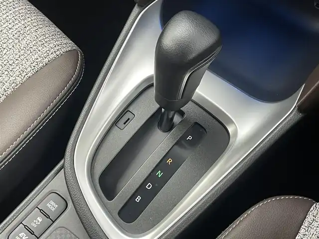 トヨタ ヤリスクロス ハイブリッド Z 埼玉県 2022(令4)年 2.6万km ブラック/ダークシェリーマイカM 純正８インチディスプレイオーディオ　/パノラミックビューモニター　　　/プリクラッシュセーフティ/ブラインドスポットモニター/レーダークルーズコントロール　/シートヒーター　/ステアリングヒーター　/前後ドライブレコーダー/クリアランスソナー /AC100V　/LEDオートライト/ETC