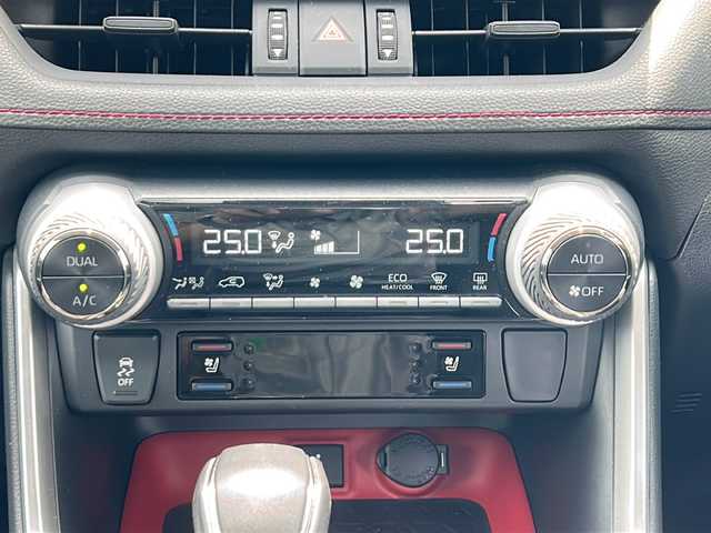 トヨタ ＲＡＶ４ アドベンチャー オフロードPKG 青森県 2021(令3)年 6.3万km グレーメタリック 4WD/寒冷地仕様/ワンオーナー/純正インチディスプレイオーディオ/フルセグTV・BT・USB/バックカメラ/黒合皮シート/OP前席エアシート・ヒーター/運転席パワーシート/OPステアリングヒーター/セーフティセンス/プリクラッシュセーフティ/レーダークルーズコントロール/レーントレーシングアシスト/オートマチックハイビーム/OPブラインドスポットモニター/サイド・カーテンエアバック/前後クリアランスソナー/ダウンヒルアシストコントロール/前方ドライブレコーダー/ビルトインETC2.0/ワイパーデアイサー/LEDヘッドライト/フォグライト/純正18インチアルミ/ルーフレール/スマートキー/スペアキー有