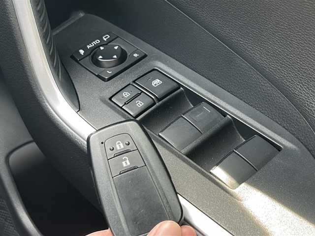 トヨタ ＲＡＶ４ アドベンチャー オフロードPKG 青森県 2021(令3)年 6.3万km グレーメタリック 4WD/寒冷地仕様/ワンオーナー/純正インチディスプレイオーディオ/フルセグTV・BT・USB/バックカメラ/黒合皮シート/OP前席エアシート・ヒーター/運転席パワーシート/OPステアリングヒーター/セーフティセンス/プリクラッシュセーフティ/レーダークルーズコントロール/レーントレーシングアシスト/オートマチックハイビーム/OPブラインドスポットモニター/サイド・カーテンエアバック/前後クリアランスソナー/ダウンヒルアシストコントロール/前方ドライブレコーダー/ビルトインETC2.0/ワイパーデアイサー/LEDヘッドライト/フォグライト/純正18インチアルミ/ルーフレール/スマートキー/スペアキー有