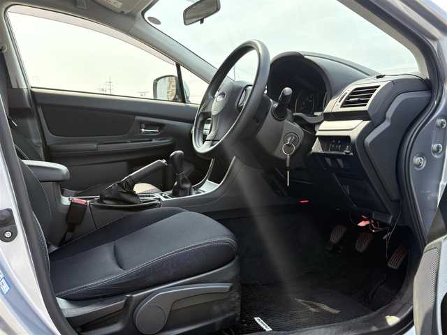 スバル インプレッサ Ｇ４ 1．6i－L 徳島県 2014(平26)年 3.2万km アイスシルバーメタリック ETC/純正フロアマット/AM/FM/iPod/CD/ドアバイザー/スペアキー/純正15インチアルミホイール/ダウンヒルアシストコントロール/新車時保証書/取扱説明書