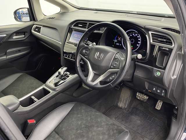 ホンダ シャトル ハイブリッド X ホンダセンシング 栃木県 2017(平29)年 6.3万km ミッドナイトブルービームM 純正ナビ（VXM-184VFi）/（BT/ワンセグ/CD/DVD/AM/FM)/衝突軽減システム/追従クルーズコントロール　/横滑り防止/先行車発進お知らせ/標識認識機能/車線逸脱抑制機能/バックカメラ　/シートヒーター　/ビルドインＥＴＣ　/ドライブレコーダー　/ＬＥＤヘッドライト　/ステアリングスイッチ/プッシュスタート/スマートキー/スペアキー　/純正アルミホイール/純正フロアマット