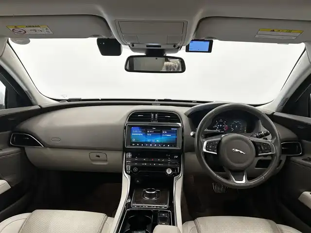 ジャガー ＸＥ XE プレステージ 岡山県 2019(平31)年 2.8万km ユーロンホワイト 純正ナビ/リアカメラ/MERIDIANスピーカー/Bluetooth/フルセグTV/USB/レザーシート/パワーシート/シートヒーター（ALL）/シートクーラー（D/N）/ACC/衝突回避ブレーキ/クロストラフィック/車線逸脱警告/LDW/BSM/リバース連動ミラー/PDC/社外レーダー/ドラレコ(F/R)/走行モード/アイドルストップ/ETC