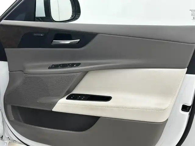 ジャガー ＸＥ XE プレステージ 岡山県 2019(平31)年 2.8万km ユーロンホワイト 純正ナビ/リアカメラ/MERIDIANスピーカー/Bluetooth/フルセグTV/USB/レザーシート/パワーシート/シートヒーター（ALL）/シートクーラー（D/N）/ACC/衝突回避ブレーキ/クロストラフィック/車線逸脱警告/LDW/BSM/リバース連動ミラー/PDC/社外レーダー/ドラレコ(F/R)/走行モード/アイドルストップ/ETC