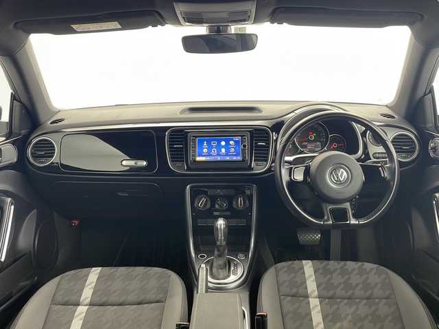 フォルクスワーゲン ザ・ビートル デザイン 愛知県 2018(平30)年 4万km ディープブラックパールエフェクト ワンオーナー　/純正メーカーオプションナビ【716SDCW】　/ＣＤ　ＤＶＤ　ＢＴ　フルセグＴＶ　ＳＤ　ＦＭ　ＡＭ　ＵＳＢ　/バックカメラ　/クルーズコントロール　/ＭＴモード付ＡＴ　/ビルトインＥＴＣ　/バイキセノンオートヘッドライト/電動格納ウインカーミラー/ミラーヒーター/スペアキー/スマートキー/ヘッドライトレベライザー/純正フロアマット/純正17インチAW/ブラインドスポットモニター/革巻きステアリング/フロントフォグライト