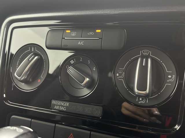 フォルクスワーゲン ザ・ビートル デザイン 愛知県 2018(平30)年 4万km ディープブラックパールエフェクト ワンオーナー　/純正メーカーオプションナビ【716SDCW】　/ＣＤ　ＤＶＤ　ＢＴ　フルセグＴＶ　ＳＤ　ＦＭ　ＡＭ　ＵＳＢ　/バックカメラ　/クルーズコントロール　/ＭＴモード付ＡＴ　/ビルトインＥＴＣ　/バイキセノンオートヘッドライト/電動格納ウインカーミラー/ミラーヒーター/スペアキー/スマートキー/ヘッドライトレベライザー/純正フロアマット/純正17インチAW/ブラインドスポットモニター/革巻きステアリング/フロントフォグライト