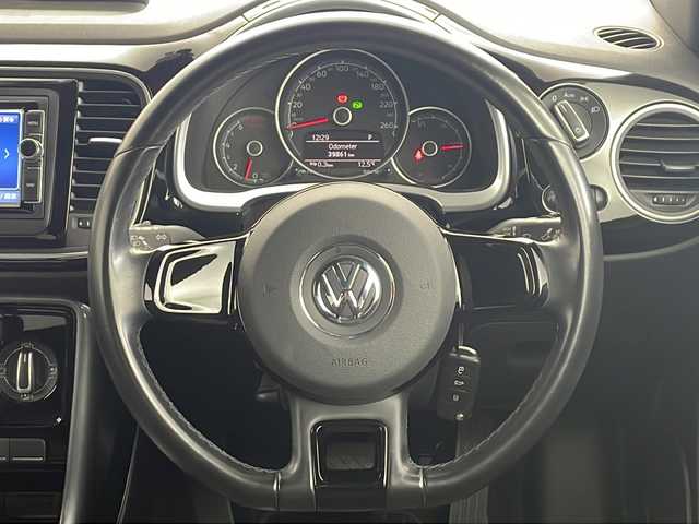 フォルクスワーゲン ザ・ビートル デザイン 愛知県 2018(平30)年 4万km ディープブラックパールエフェクト ワンオーナー　/純正メーカーオプションナビ【716SDCW】　/ＣＤ　ＤＶＤ　ＢＴ　フルセグＴＶ　ＳＤ　ＦＭ　ＡＭ　ＵＳＢ　/バックカメラ　/クルーズコントロール　/ＭＴモード付ＡＴ　/ビルトインＥＴＣ　/バイキセノンオートヘッドライト/電動格納ウインカーミラー/ミラーヒーター/スペアキー/スマートキー/ヘッドライトレベライザー/純正フロアマット/純正17インチAW/ブラインドスポットモニター/革巻きステアリング/フロントフォグライト