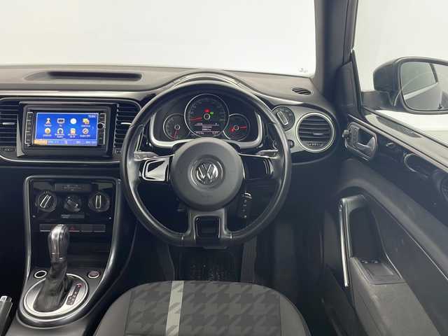 フォルクスワーゲン ザ・ビートル デザイン 愛知県 2018(平30)年 4万km ディープブラックパールエフェクト ワンオーナー　/純正メーカーオプションナビ【716SDCW】　/ＣＤ　ＤＶＤ　ＢＴ　フルセグＴＶ　ＳＤ　ＦＭ　ＡＭ　ＵＳＢ　/バックカメラ　/クルーズコントロール　/ＭＴモード付ＡＴ　/ビルトインＥＴＣ　/バイキセノンオートヘッドライト/電動格納ウインカーミラー/ミラーヒーター/スペアキー/スマートキー/ヘッドライトレベライザー/純正フロアマット/純正17インチAW/ブラインドスポットモニター/革巻きステアリング/フロントフォグライト