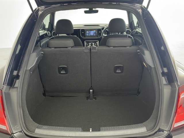 フォルクスワーゲン ザ・ビートル デザイン 愛知県 2018(平30)年 4万km ディープブラックパールエフェクト ワンオーナー　/純正メーカーオプションナビ【716SDCW】　/ＣＤ　ＤＶＤ　ＢＴ　フルセグＴＶ　ＳＤ　ＦＭ　ＡＭ　ＵＳＢ　/バックカメラ　/クルーズコントロール　/ＭＴモード付ＡＴ　/ビルトインＥＴＣ　/バイキセノンオートヘッドライト/電動格納ウインカーミラー/ミラーヒーター/スペアキー/スマートキー/ヘッドライトレベライザー/純正フロアマット/純正17インチAW/ブラインドスポットモニター/革巻きステアリング/フロントフォグライト