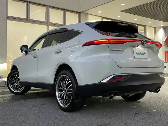 トヨタ ハリアー G 大阪府 2023(令5)年 3.7万km プラチナホワイトパールマイカ １オーナー/純正ナビ/（フルセグ／ＢＴ／ＣＤ／ＤＶＤ）/バックカメラ/レーダークルーズコントロール/衝突軽減装置/レーンキープ/横滑り装置/ハーフレザーシート/運転席パワーシート/電動リアゲート/社外20インチＡＷ(TZ)/前後ドラレコ/ＥＴＣ２．０/保証書/スペアキー　1本