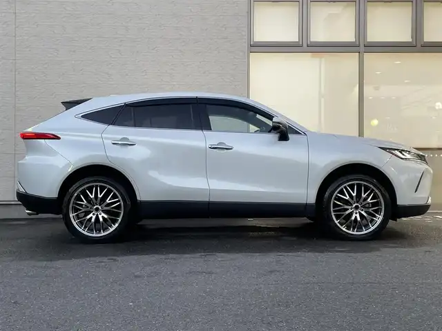 トヨタ ハリアー G 大阪府 2023(令5)年 3.7万km プラチナホワイトパールマイカ １オーナー/純正ナビ/（フルセグ／ＢＴ／ＣＤ／ＤＶＤ）/バックカメラ/レーダークルーズコントロール/衝突軽減装置/レーンキープ/横滑り装置/ハーフレザーシート/運転席パワーシート/電動リアゲート/社外20インチＡＷ(TZ)/前後ドラレコ/ＥＴＣ２．０/保証書/スペアキー　1本