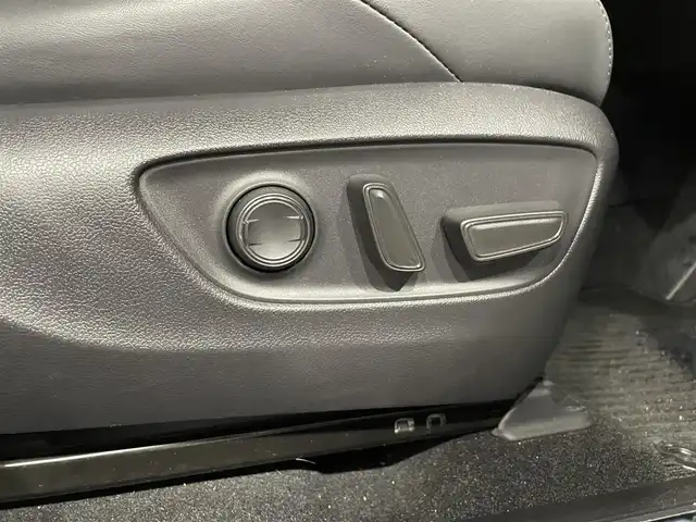 トヨタ ハリアー G 大阪府 2023(令5)年 3.7万km プラチナホワイトパールマイカ １オーナー/純正ナビ/（フルセグ／ＢＴ／ＣＤ／ＤＶＤ）/バックカメラ/レーダークルーズコントロール/衝突軽減装置/レーンキープ/横滑り装置/ハーフレザーシート/運転席パワーシート/電動リアゲート/社外20インチＡＷ(TZ)/前後ドラレコ/ＥＴＣ２．０/保証書/スペアキー　1本