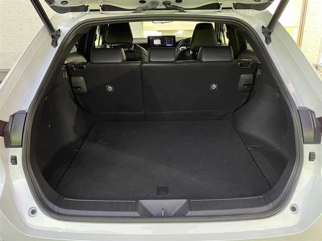 トヨタ ハリアー G 大阪府 2023(令5)年 3.7万km プラチナホワイトパールマイカ ワンオーナー/純正12.3型ナビ/フルセグTV BT HDMI USB Miracast/バックカメラ/TVキャンセラー/デジタルインナーミラー/パワーバックドア/コーナーセンサー/衝突被害軽減ブレーキ/レーダークルーズコントロール/レーンアシスト/ブラインドスポットモニタ/オートマチックハイビーム/LEDオートヘッドライト/フォグライト/ハーフレザーシート/パワーシート/前後ドラレコ/社外スピーカー/社外20インチアルミホイール/2.0ETC/スマートキー 2個/W サイド カーテン ニー エアバッグ/保証書/禁煙車