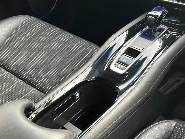 ホンダ ヴェゼル ハイブリッド Z ホンダセンシング 高知県 2017(平29)年 9.3万km ホワイトオーキッドパール ホンダセンシング/純正9インチナビ/（Bluetoothオーディオ/フルセグTV/CD/DVD）/アップルカープレイ/バックカメラ/ETC/ドラレコ/シートヒーター/オートライト/ステアリングスイッチ/クルコン/スマートキー/純正フロアマット